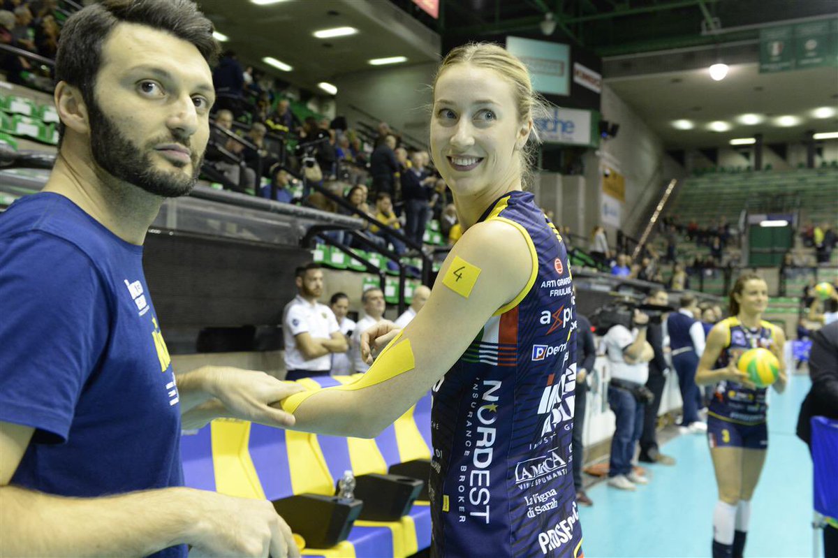 voleybolplus's tweet photo. Imocolu oyuncular ve taraftarlardan Megan Easy’e ilgi büyük oldu. Takım kollarında 4 yazan bantlarla Şampiyonlar Ligi maçında sahaya çıktı. #GetWellSooon🙌🏻 📸:cev https://t.co/hnQn5fMBxi
