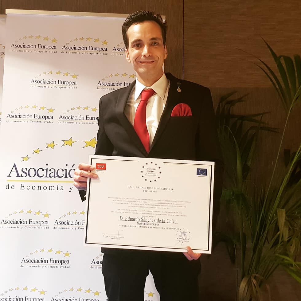 educhip's tweet photo. Gran honor y dosis de motivacion al recibir la medalla de oro al mérito en el trabajo de la Asociación Europea de Economía y Competitividad @aedeec  Gracias!! 🤗🏅💻🇪🇺 https://t.co/1Cvfvt4rdI