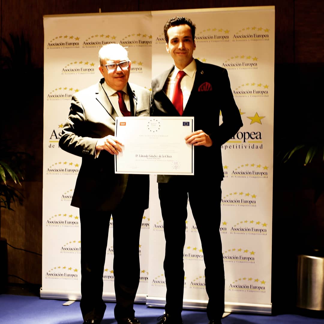 educhip's tweet photo. Gran honor y dosis de motivacion al recibir la medalla de oro al mérito en el trabajo de la Asociación Europea de Economía y Competitividad @aedeec  Gracias!! 🤗🏅💻🇪🇺 https://t.co/1Cvfvt4rdI