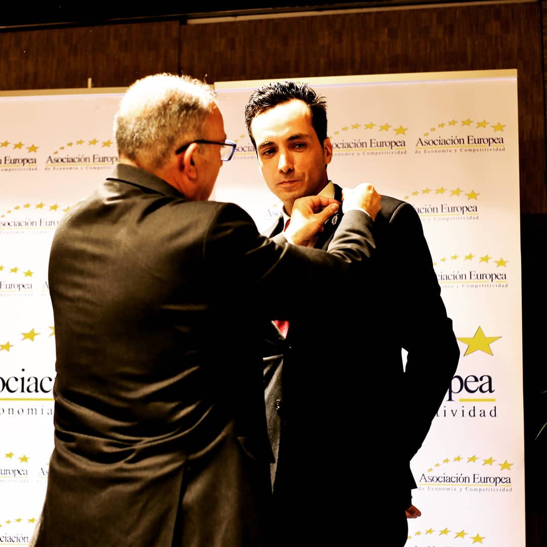 educhip's tweet photo. Gran honor y dosis de motivacion al recibir la medalla de oro al mérito en el trabajo de la Asociación Europea de Economía y Competitividad @aedeec  Gracias!! 🤗🏅💻🇪🇺 https://t.co/1Cvfvt4rdI