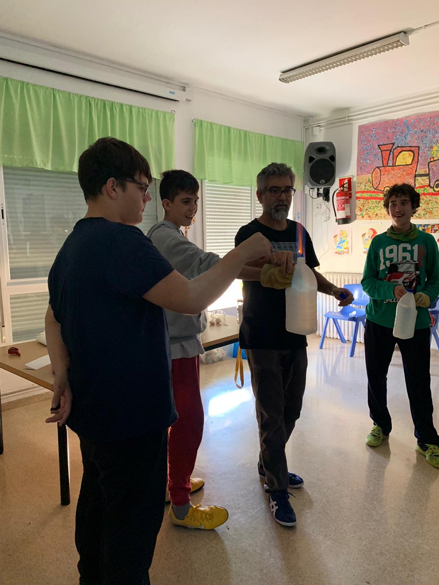 jesus_gasco's tweet photo. "La química del Titanic" a l'escola d'educació especial Can Vila. Realment un dels actes més especials que he fet. Perquè sou especials, i fantàstics, i genials, i generosos, i agraïts, i...
Un autèntic plaer. Mil gràcies
#sc18cat #SetmanaDeLaCiencia #química #chemistry https://t.co/W085htY0Tx