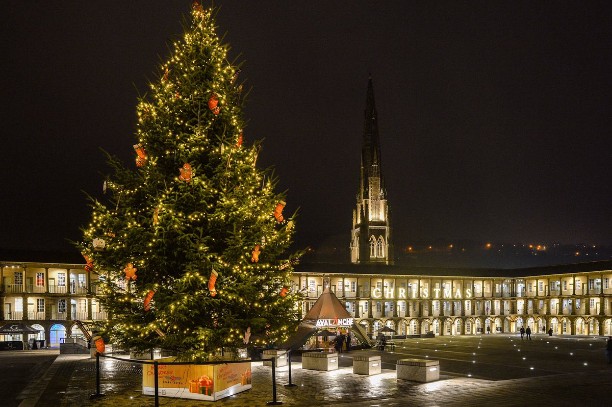 ThePieceHall's tweet photo. It’s beginning to look a lot like Christmas! Thank you to @GC_Rail for supporting @ThePieceHall Trust 🎄✨ https://t.co/1cNlN3sT9y