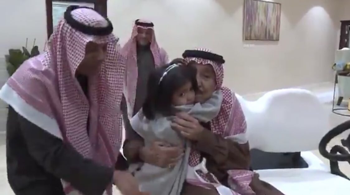 #الملك_يستقبل_طفله_القريات

أتوقع مافيه أحد إلا غبط هالطفلة على هذا العناق الجميل ❤ .. الله يحفظها لاهلها

الله يطول بعمرك يا خادم الحرمين الشريفين ويمتعك بالصحة والعافية ..