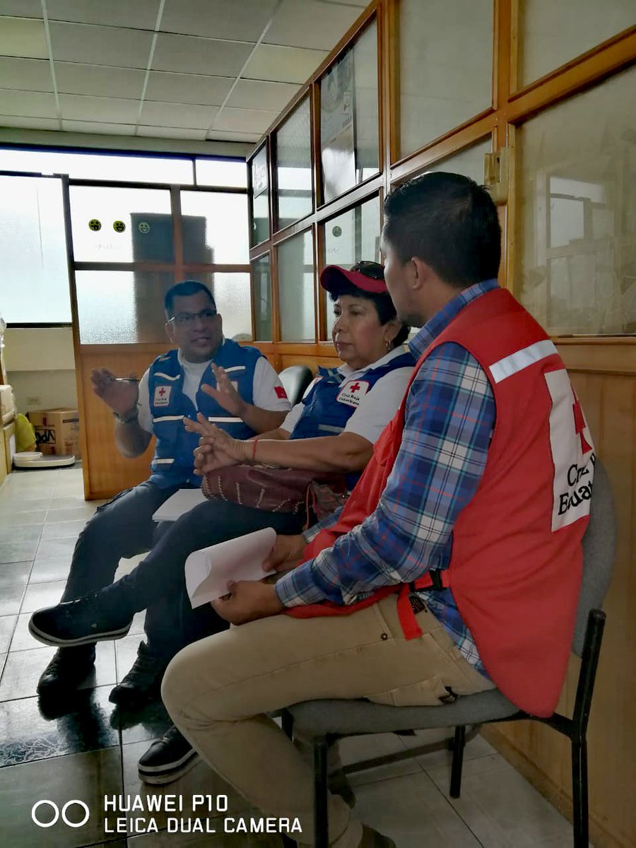 CruzPutumayo's tweet photo. Continuamos nuestra tarea de promover acciones para la atención de migrantes en zona de frontera. Hoy visitamos la Sociedad de la Cruz Roja Ecuatoriana, que brinda atención humanitaria a la población migrante de Venezuela. #CruzRojaMigracion #HazLaDiferencia https://t.co/cD0DDEdgcl