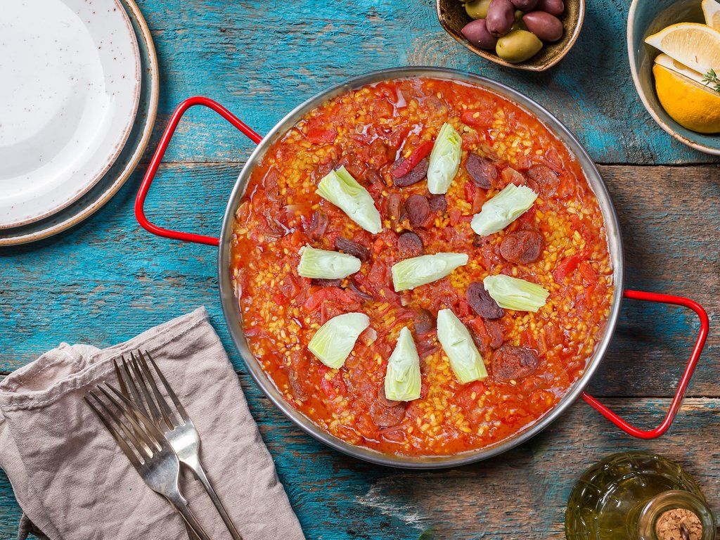 TakeoutKit's tweet image. Like many comfort foods, #paella (pie-ay-ah) was once considered peasants’ food. It has since risen to become one of the most popular and iconic dishes in Spanish cuisine. Shop our Spanish Paella Meal Kit: buff.ly/2DhE8YE 🇪🇸 #takeoutkit #spanishfood #eattheworld