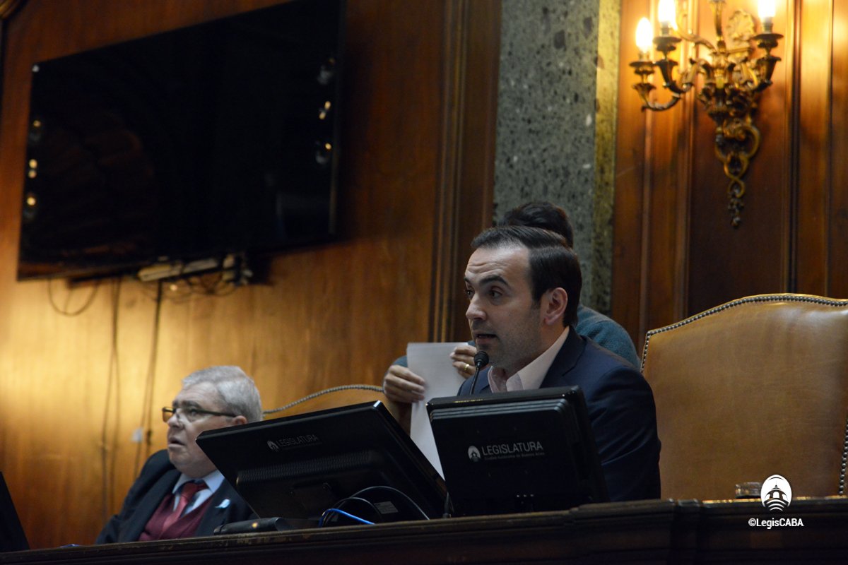 LegisCABA's tweet photo. #Anticipo #JuevesDeSesión
Debatirán mañana la ley de formación docente

La norma propuesta en el despacho de mayoría crea una Universidad en la Ciudad (#UniCABA) que coexistirá con los institutos privados y estatales de formación docente. Más info https://t.co/cKcgJna6OQ https://t.co/JuSe7ws298