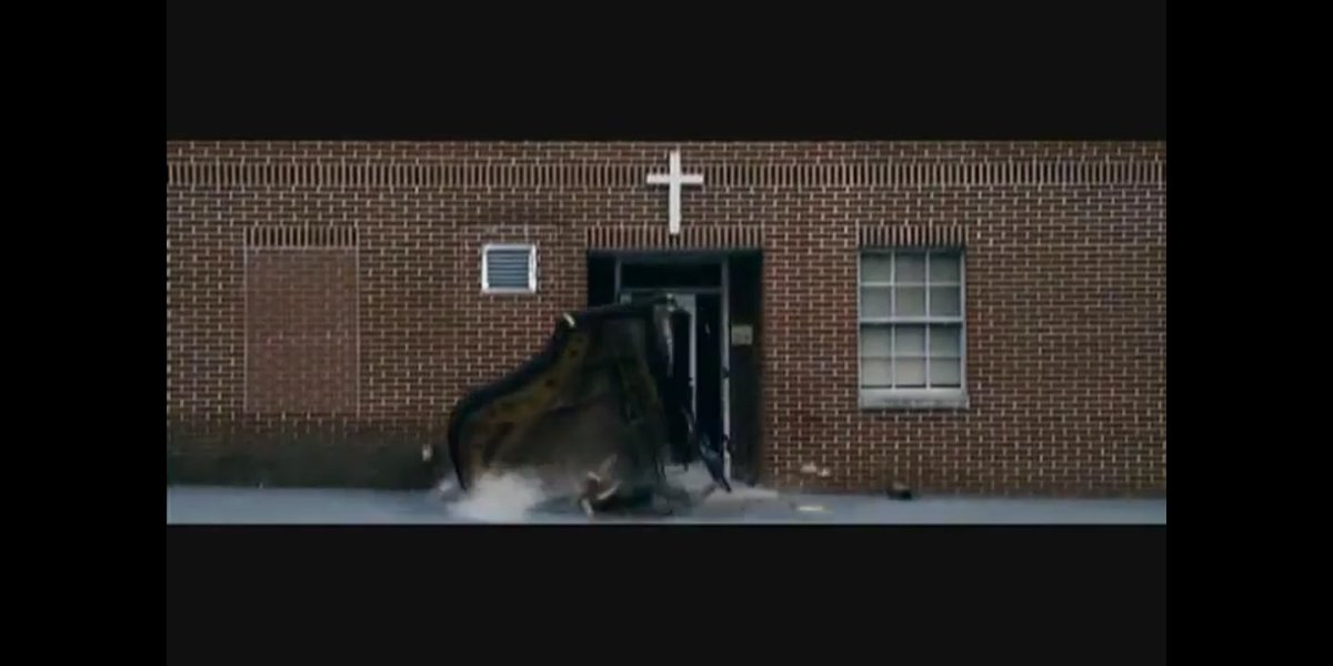 Shulahoop1975's tweet photo. @Truman_Black I know it's a stretch  but the falling piano really reminded me of the 'Zombie kill of the week' scene from Zombieland?!?! 😂 https://t.co/3OYgRlnExh