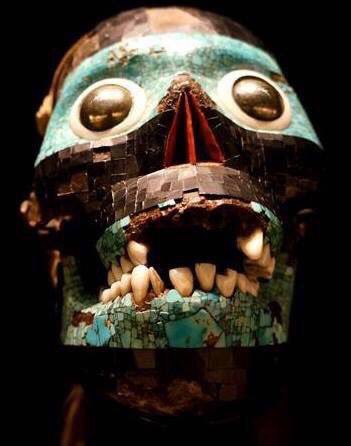 #Máscara hecha de un cráneo humano por manos mexicas. Esta recubierta de un mosaico de turquesas y obsidiana, así como coral. Representa a la deidad Tezcatlipoca. <a href="/britishmuseum/">British Museum</a>