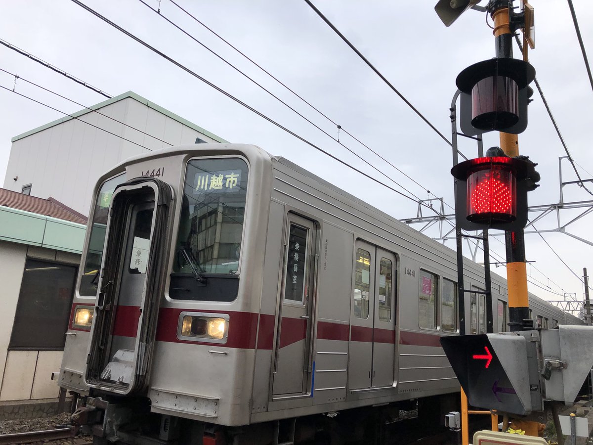 てんでんさん 東武練馬に電車が止まっててずっと踏切が開かない ㆀ Z てんでんさん 東武練馬に電車が止まっててずっと踏切が開かない ㆀ Z
