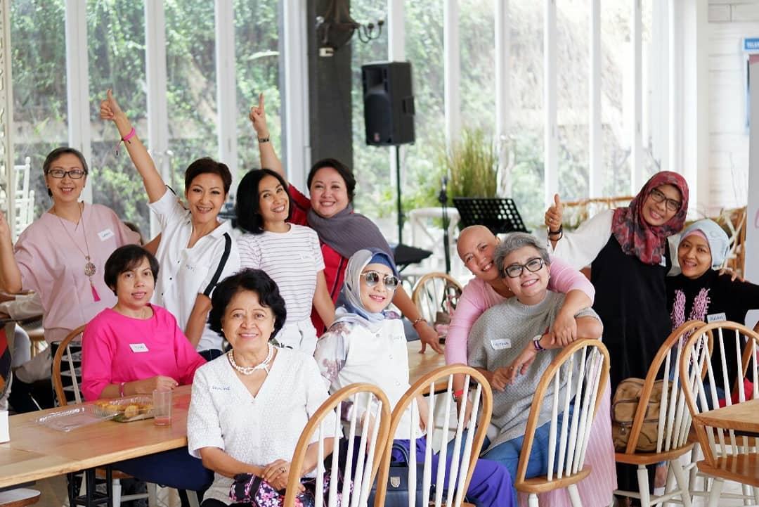 LovepinkID's tweet image. Menjalani hari demi hari, sejak awal terdeteksi hingga harus melalui tahapan pengobatan, bukanlah hal yang mudah untuk seorang pasien kanker payudara. Lovepink ada untuk berbagi. Lovepink hadir untuk menemani. #sharelovecare #lovepink #breastcancercommunity #breastcancerawareness