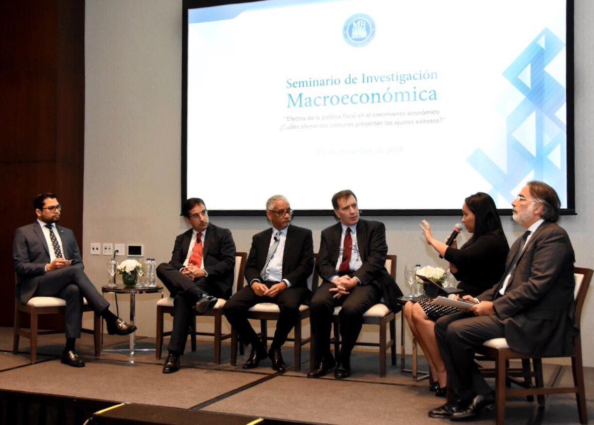 evelioparedes's tweet photo. Un inmenso honor haber moderado el panel entre los grandes economistas Carlos Végh, @AndyDauhajre @jacquiemora @AldoLema_uy y @Raul_Feliz, durante el Seminario de Investigación Macroeconómica 2018 del @MinHaciendard #SIM2018 https://t.co/bESLM167UJ