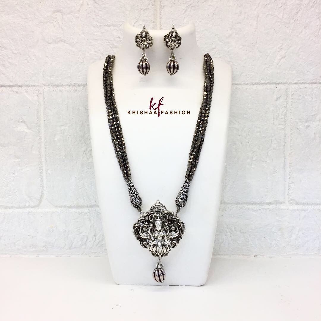 krishaafashion's tweet photo. Handcrafted Traditional Temple Jewellery; a combination of Shell Pearl, Crystal & Oxidised Beads Necklace, Temple Oxidised Pendant & Earrings
#fashion #accessories #jewellery #jewelry #templejewellery #crystals #beads #oxidised #pearl #shellpearl #necklace #pendant #earrings https://t.co/ArwgGvqMaF