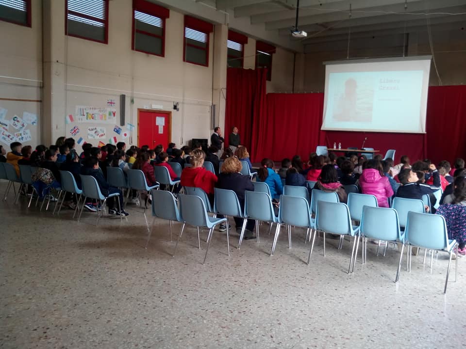 AddiopizzoCt's tweet photo. Ringraziamo gli studenti, e i loro insegnanti, dell'Istituto comprensivo #Purrello che martedì abbiamo incontrato insieme al nostro imprenditore "pizzo free" #FilippoCasella 
https://t.co/rTaNzMTzEV

#catania #addiopizzocatania #progettoscuole #incontrilegalità #pizzofree https://t.co/S2ctsRLVFv