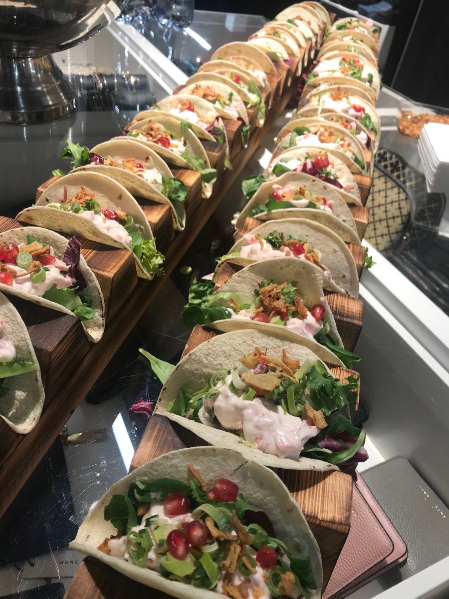 reklamproffsen's tweet photo. Kundevent hos #DebutÖrebro ikväll. Fantastisk uppslutning, god mat &amp; härliga diskussioner om höstens mode 👌🥂.
#dressatevent
#profilkläder
#eton 
#stenströms 
#HugoBoss 
#MarleneBirger 
#morrisstockholm https://t.co/n3CL648rKJ