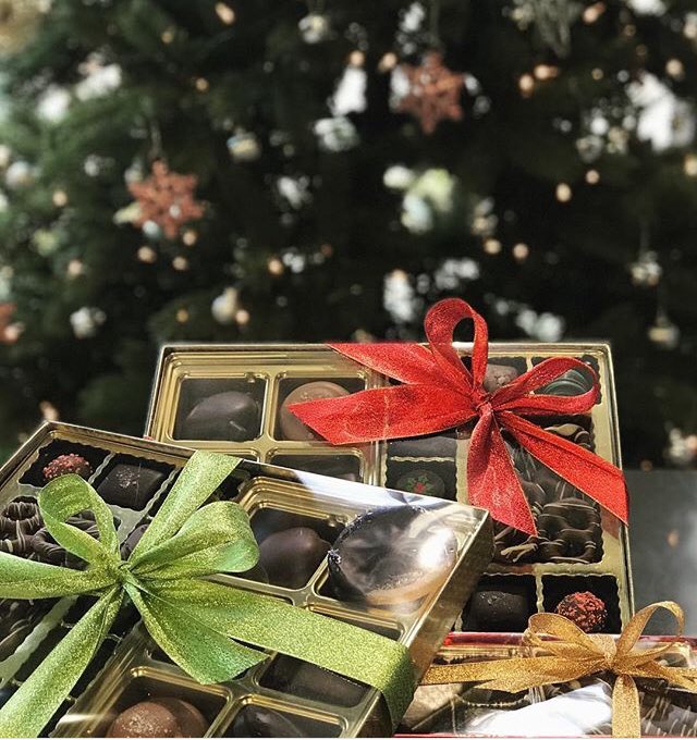 Elegant gift boxes filled with a delicious assortment of chocolates!🎄 #Hamont
