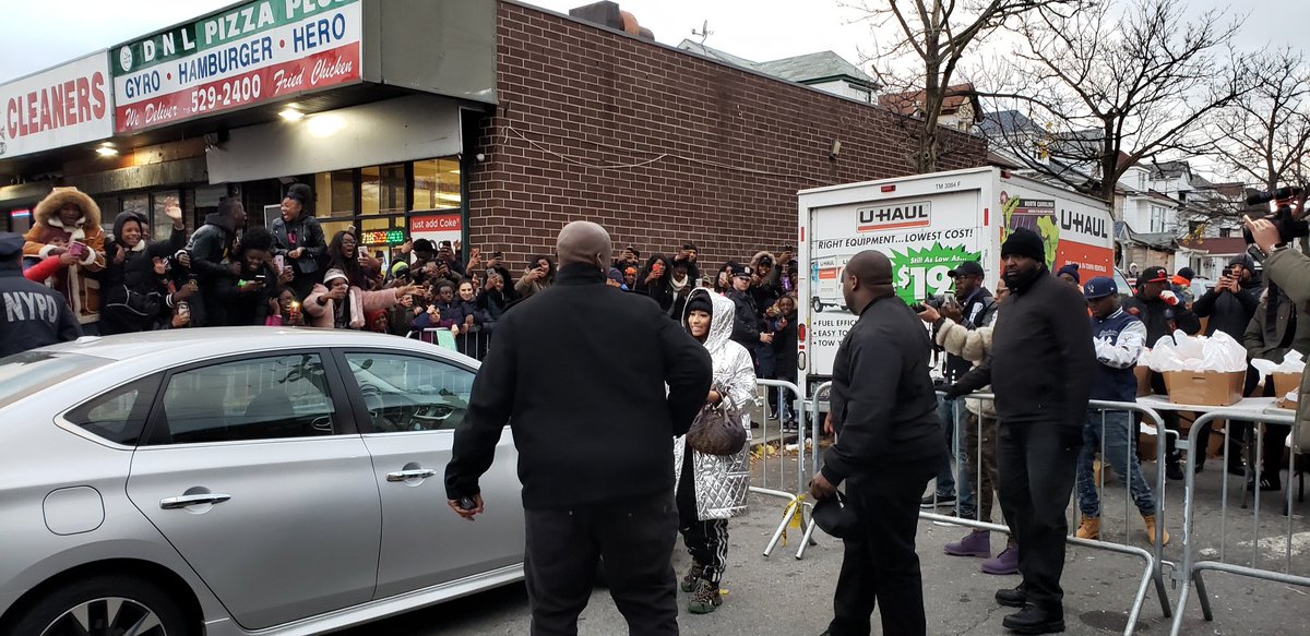 NYPD113Pct's tweet image. Who says rappers don&apos;t give back to the neighborhood they come from? @NICKIMINAJ came out and gave over 500 turkeys to the residence of South Jamaica. @NYPDCommAffairs @NYPDnews @NYPDQueensSouth