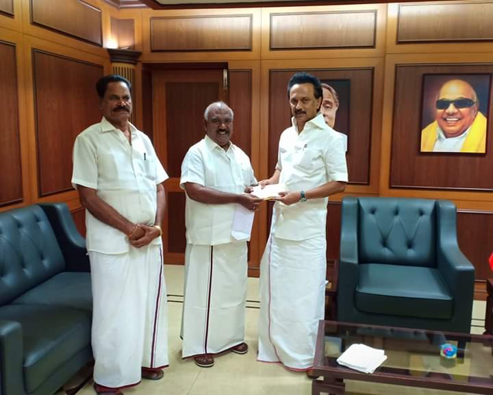 Udhayavanan_Nr's tweet photo. தன்நிலை மறந்து மக்கள்
நலனே பெரிதென வாழும்..! என்தலைவன்.
@mkstalin அவர்களிடம் #கஜா_புயல்நிதி அளிக்கும்
#ஏழைகளின்_காவலன்.
திரு.@GingeeMla அவர்களின் #மக்கள் பணி தொடர என் #இதயபூர்வமான வாழ்த்துக்கள்...!
#MKS #KSM #KSMM #UVN
@DMKITwing @arivalayam @DMK_ITWING @DMK4TN https://t.co/xrKzPuO7N7