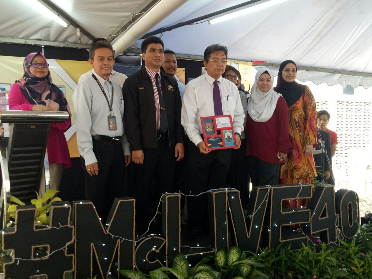 LIVE UPDATE: Bergambar bersama tetamu undaangan.
#mclive2018 #mediatransformation #fkpm #uitm #mclive