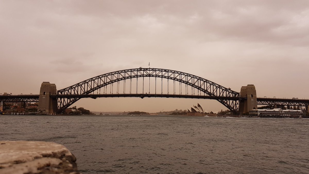 B4RM4N's tweet photo. Meanwhile in Sydney... @7NewsSydney @sydney_sider #duststorm #nofilterneeded https://t.co/3JL0aFysuF