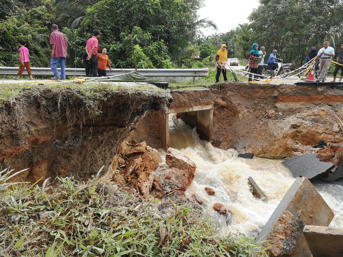 Jalan Runtuh 
Jenis Jalan:Jalan Negeri
No. Laluan:K722
Nama Laluan:Jln Tembak/Charuk Beras/Kuala Samak/Pdg Geh
Daerah:Baling-Kedah
Status:Jalan ditutup kepada semua kenderaan
Tarikh Kejadian:21/11/18    
Masa:07:00am
@MOWorks <a href="/RoslanMdTaha/">Roslan Md Taha</a>
<a href="/JKRMalaysia/">JKR Malaysia</a>  <a href="/jkr_kedah/">JKR Negeri Kedah</a> <a href="/IrWanMHilmi/">Ir Wan M Hilmi</a>