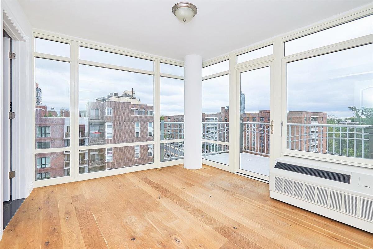 FreeUpAgent's tweet image. For rent in Brooklyn:
_
Luxury 2 Bedroom Apartment on Emmons Waterfront, in Prime #BrightonBeach for $2498!
_
More information:
_
Call Daniel @ 718 775 7759 / email Daniel@bandhrealty.com
_
Apartment -&amp;gt; ow.ly/fEZY30mHy2u