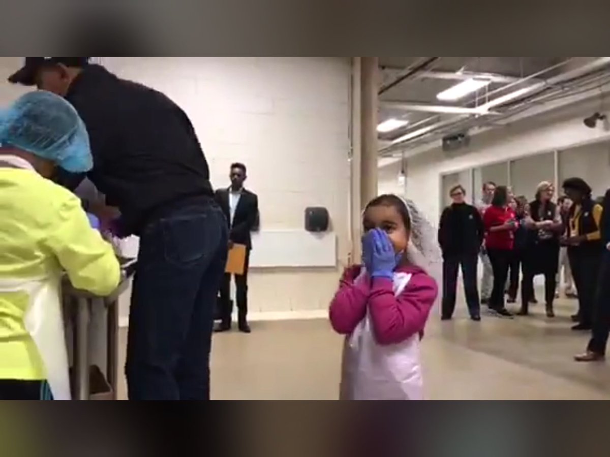 larkberly's tweet photo. This little girl IS how the entire world reacts after @BarackObama gives you a hug & tells you heβs proud of you!! Right, @MichelleObama ? #ObamaPower #ObamaHugs #ObamaProud https://t.co/SmRSMqD6gT