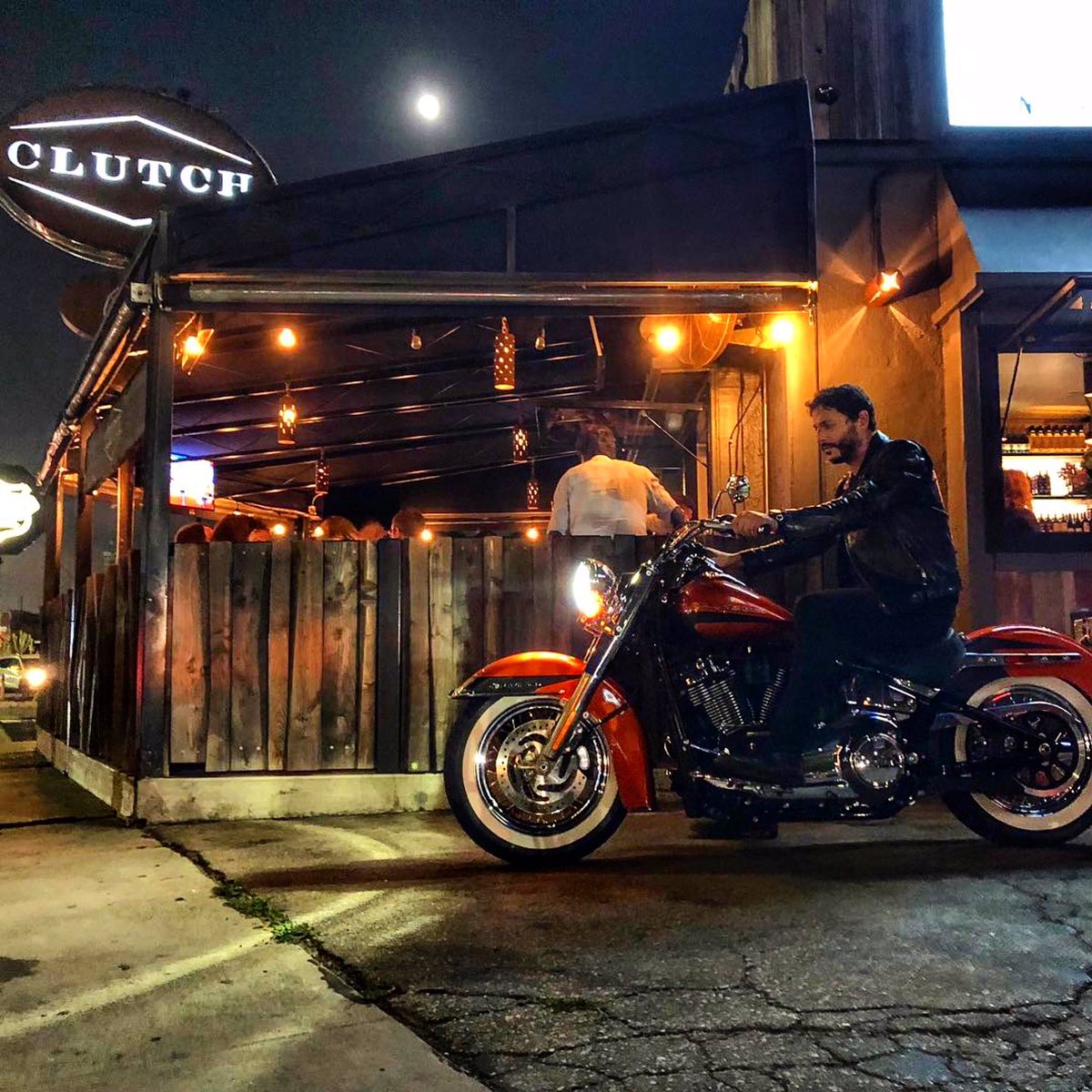 Pulling up to the Road House on the new 2019 🖤⚡️ We will be closed tomorrow in observance of thanksgiving day and will be back Friday at 5pm 🍁

#clutch #hddeluxe  #venicebeach  #harleydavidson . 📸: @los_angeles_moto 🍻🖤 #lamoto #findyourfreedom #Repost @andreseduardosalazar
