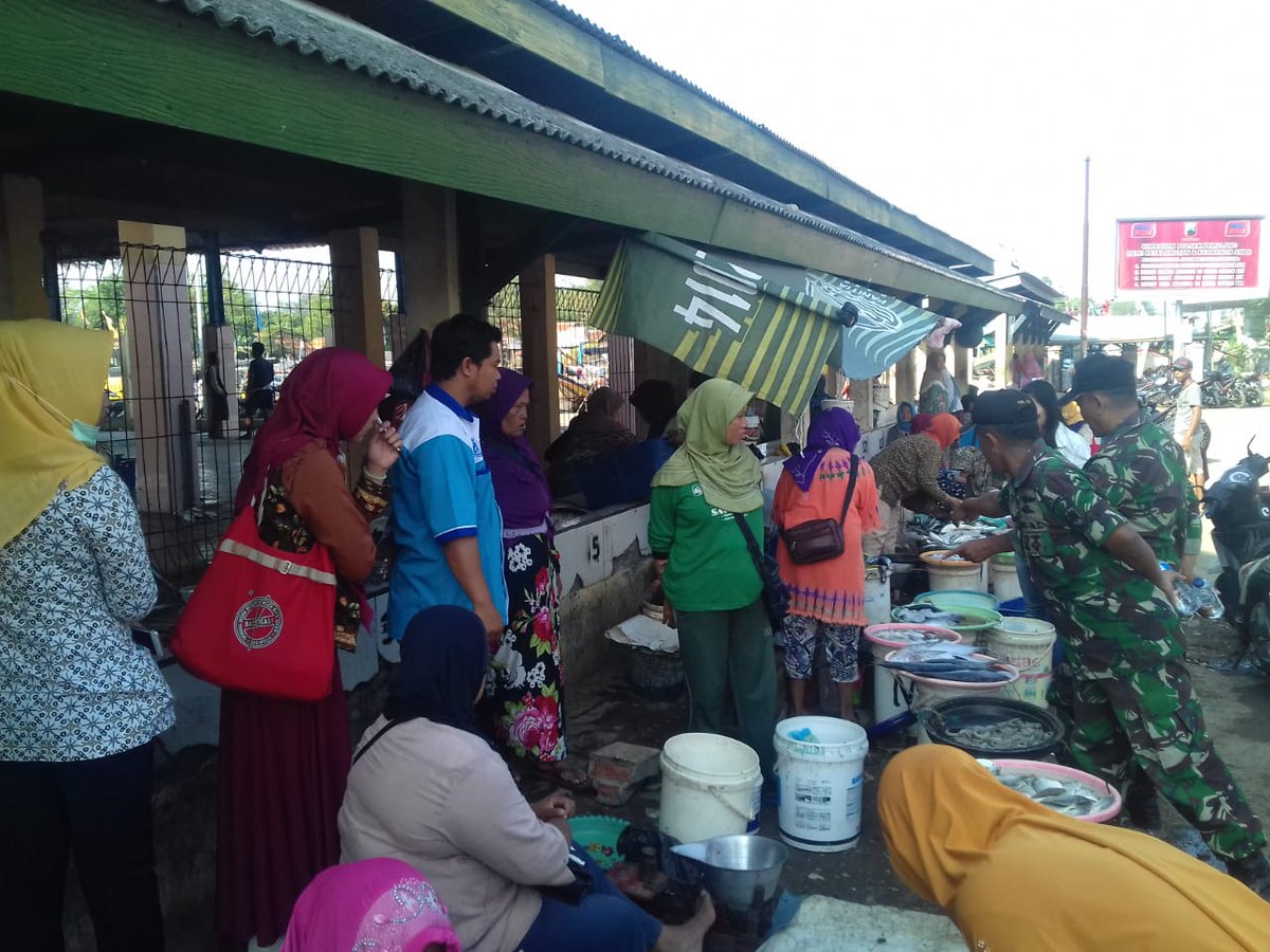 indrawan_ady's tweet photo. #aksippb turut serta dalam kegiatan penertiban lingkungan TPI guna menciptakan suasana yg nyaman dan menyerap aspirasi kebutuhan sarpras bagi para pelaku pemasar ikan d lingkungan TPI Tanjungsari Kab. Pemalang @puslatluhkp @djpt_kkp @Lmsyafriadi @ganjarpranowo https://t.co/uUdYowMb9X