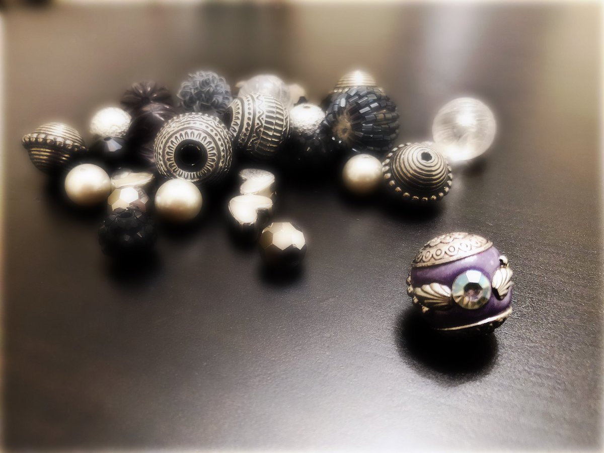 lscherking's tweet photo. And the little lavender bead rolled away from the herd and wondered to itself, “whatever will become of me.” #ThanksgivingEve #bead #TheSpidersAreComimg https://t.co/27uhtJitK8