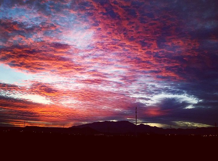 WrestlingLodge's tweet photo. A little pink and purple sky I took photo's of this evening.
#SunsetEnergy π
#FullMoonVibes π
#TheSunsetTapes
#ACoolTapeStory
#CatchYouOnAVibe π
@officialjaden ππ½ https://t.co/eJC8yP47jb