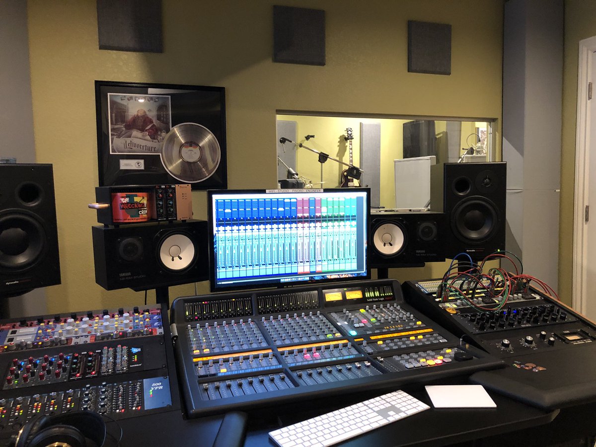 jjrontech's tweet image. #trackingonthanksgivingeve #HappyThankgiving @solidstatelogic #matrix2 @manleylabs @AvidProTools @ThisIsAPIaudio @Rupert_Neve