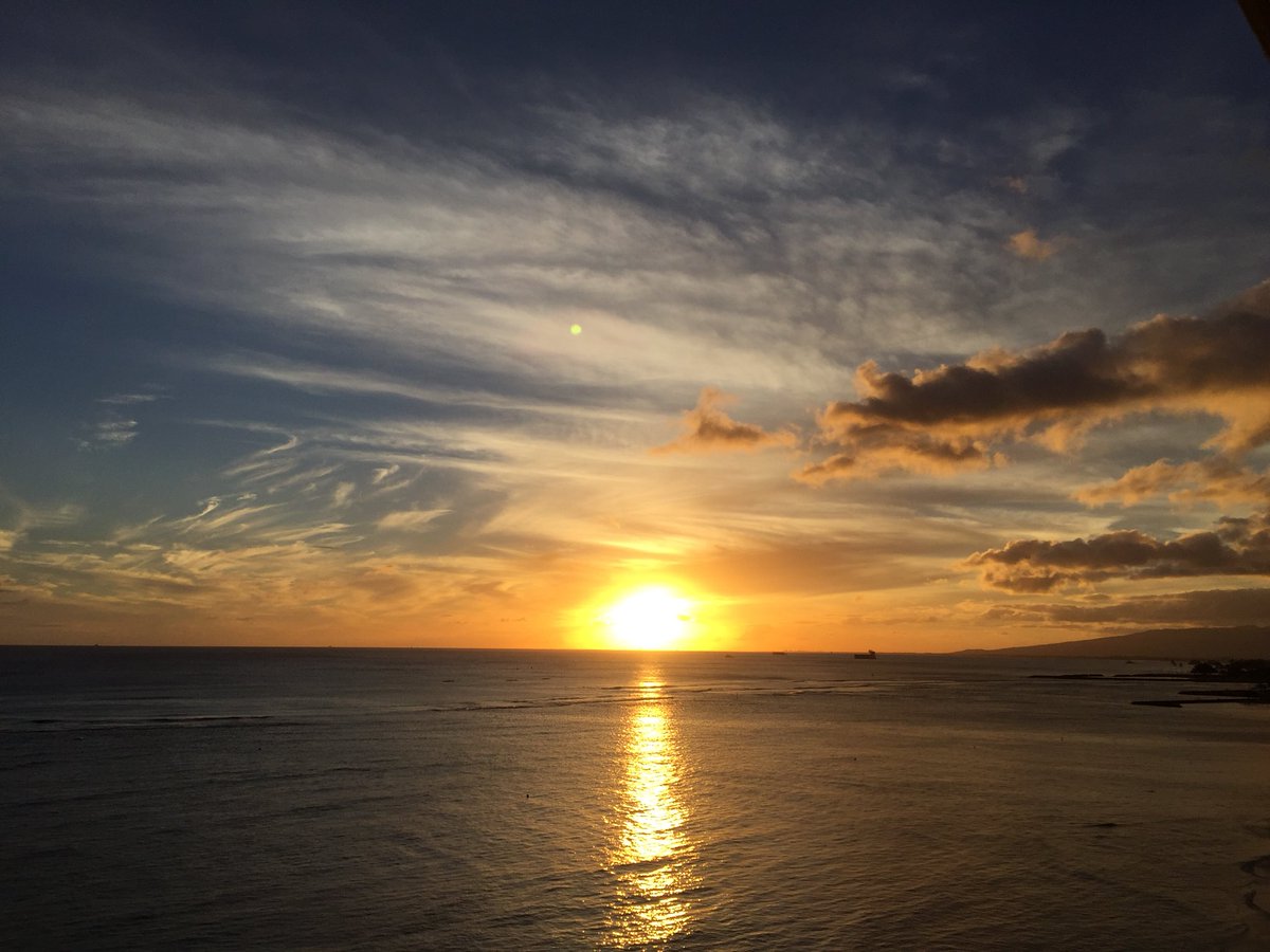 uk_aloha's tweet photo. アリシアズマーケットでローストポークとポキを買って、サンセット見ながらラナイで早めディナー✨
#Hawaii #hawaii #ハワイ #オアフ島 #Honolulu #honolulu #ホノルル #ハワイ好き  ＃ハワイグルメ ＃アリシアズマーケット #アウトリガーリーフ ＃ペントハウス ＃フロントオーシャンビュー https://t.co/YR3VMhvvZp