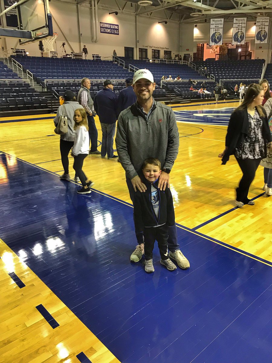 stephenbrannon_'s tweet photo. Dude’s Night at The Stubb! Taking in some @UAFSSports @UAFSMBB round ball. #fatherson #RunToTheRoar #alumni https://t.co/TSaotrIIf8