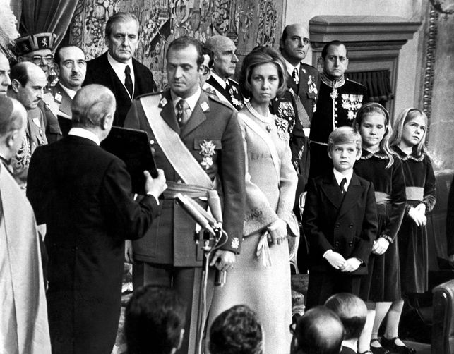 1975: Juan Carlos de Borbón és proclamat rei d'Espanya: “Juro por Dios y sobre los Santos Evangelios, cumplir y hacer cumplir las Leyes Fundamentales del Reino y guardar lealtad a los principios que informan el Movimiento Nacional”.
#TalDiaComAvui