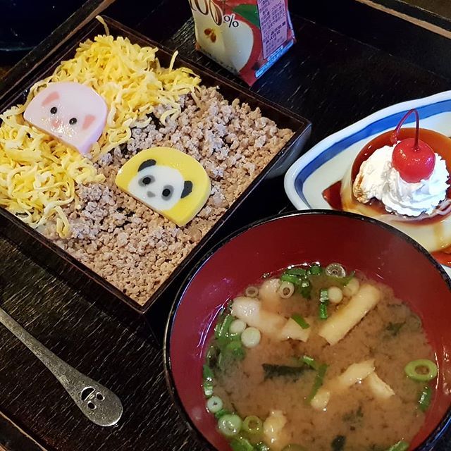 JasnTru's tweet photo. The kids are having the traditional early Thanksgiving dinner of soborodon. #soborodon #soborogohan #そぼろご飯 #そぼろ丼 #happythanksgiving https://t.co/DLusEh2acA https://t.co/n0O1F3qNZO
