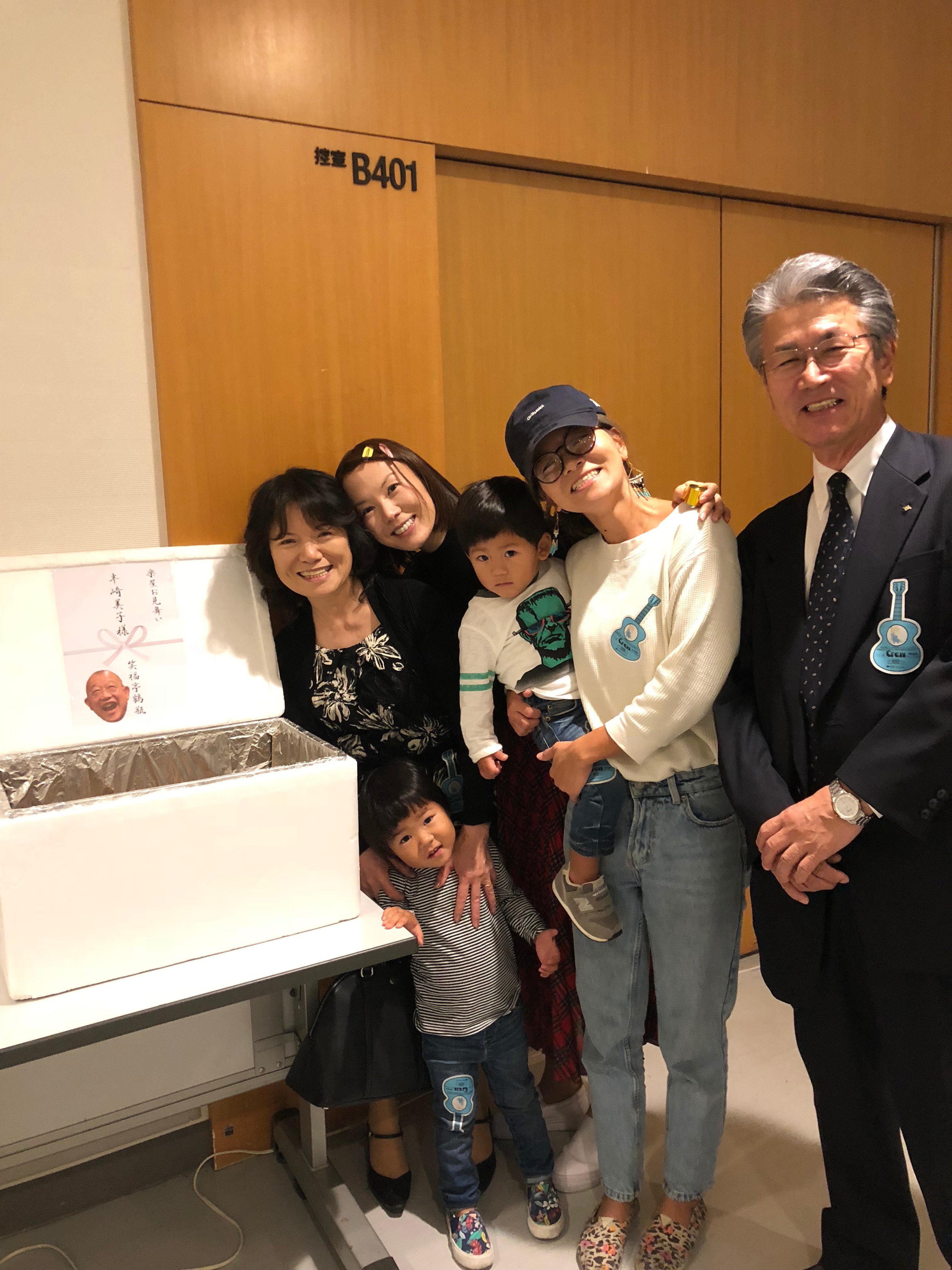 半崎美子 コンサートの楽屋お見舞いで 笑福亭鶴瓶 さんから熱々のチマキが届き 楽屋では大歓声が 個人で活動していた時からお花を出して下さったり ケータリングを気遣ってくれたりと どこまでも神様的な存在です 当日はご自身の大切な落語会があった