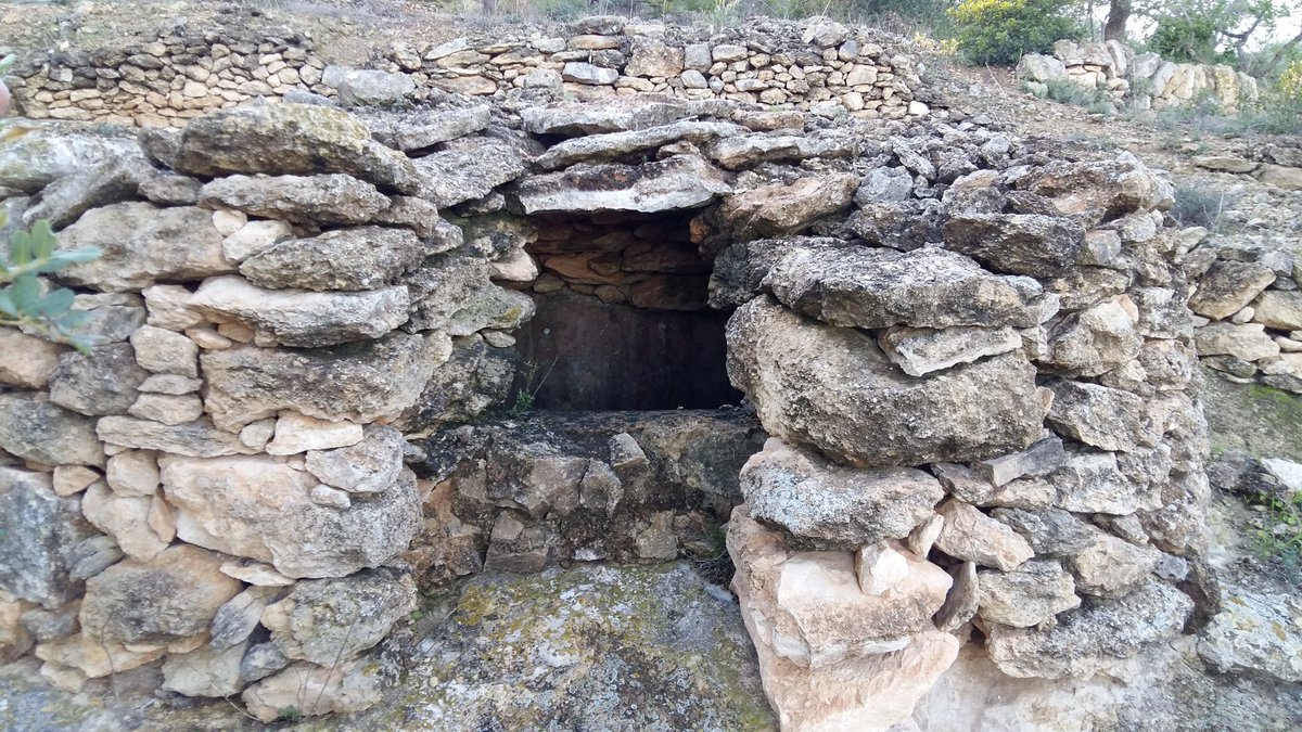 joseppitarchl's tweet photo. Caminant pel racó dels Camassemes es poden trobar diversos elements patrimonials com el corral, barraca de pedra en sec i diversos cocós https://t.co/2UdzfRwoj0