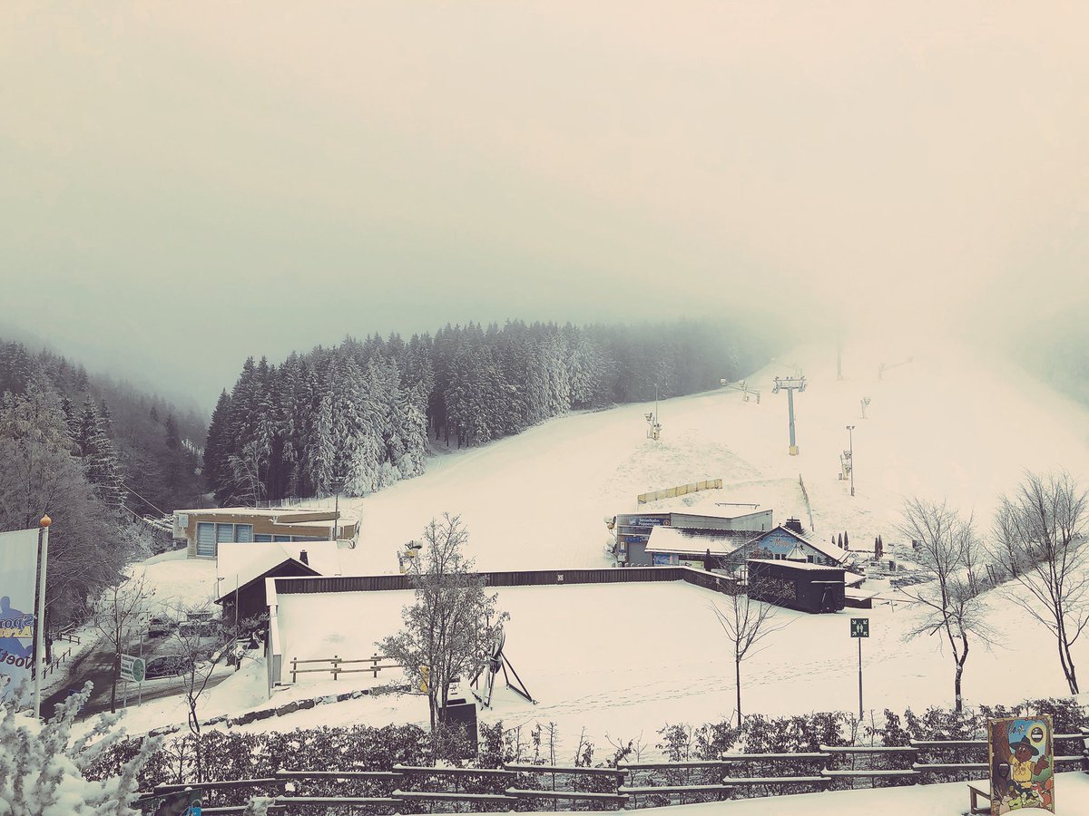 Eerste sneeuw van het seizoen! <a href="/landalnl/">Landal</a> #winterberg #skieen #vakantie #landal #piste #bollo