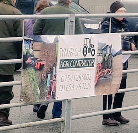 Mr Richard Lewis of Tynyfach Agri Contractors presenting Mr Dafydd Jenkins Tanyrallt, Talybont, Ceredigion with £150 sponsorship money for the performance of " Arglwyddes Branwen 17th " born 12/01/2017. Mr Richard Lewis also went on to purchase the heifer for 2050 gns. 
Thank you