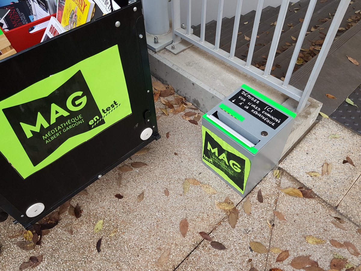 Ce matin une boîte de retour et un triporteur à la gare pour les gens qui vont travailler sur Lyon. La Médiathèque de demain à Anse sera mobile ou ne sera pas. (Mille merci au passage à la MJC Confluences pour le prêt!)