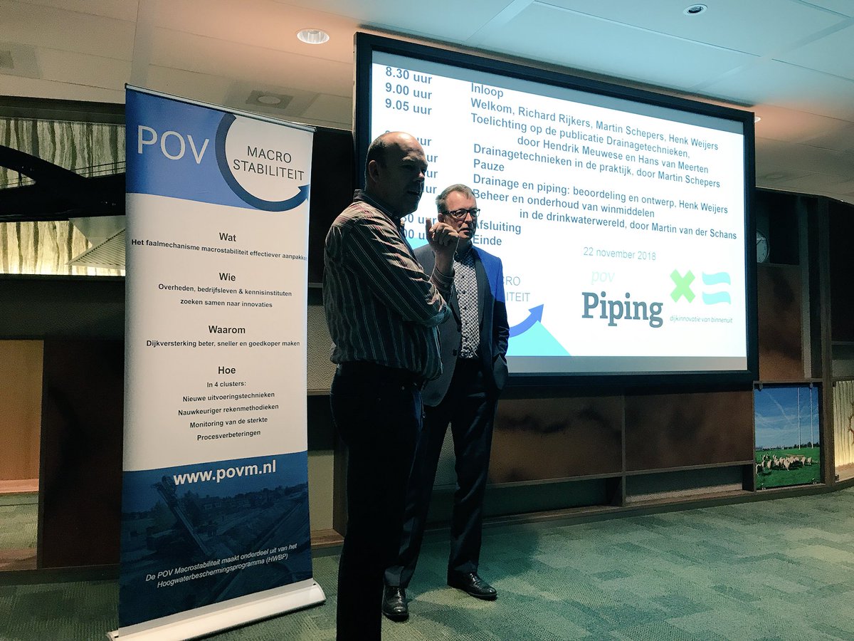 Henk Weijers #POVPiping en Martin Schepers #POVM openen de gezamenlijke vakbijeenkomst ‘Drainagetechnieken voor dijkversterkingen’. #kennisdelen met vakgenoten #dijkwerkers