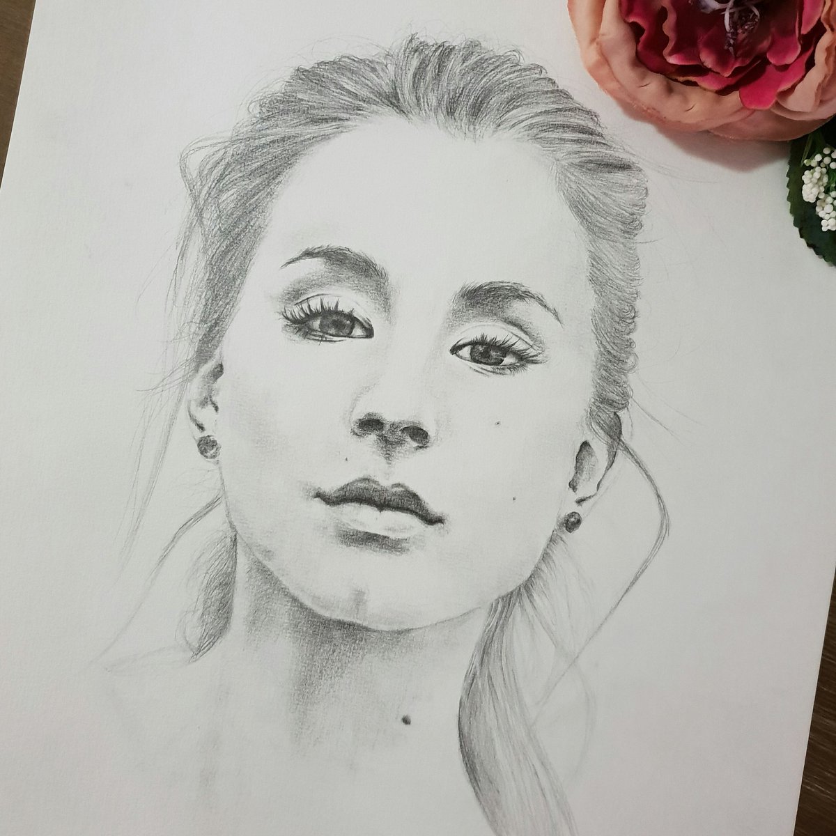 sarahmaxine91's tweet image. I'll have to do another one of this queen @SleepintheGardn my IG #sarahmaxinesart 
.
.
#pll #troian #spencerhastings #queen #art #portrait #aussieartist #artist #graphite #drawing #idol #fan #actress #love