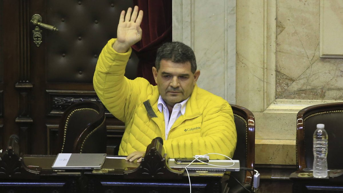 Cadena3Com's tweet photo. Polémicos dichos
Olmedo promete condecorar a policías que abatan a ladrones https://t.co/2bLbdWZGGi https://t.co/CLmMPccOI0
