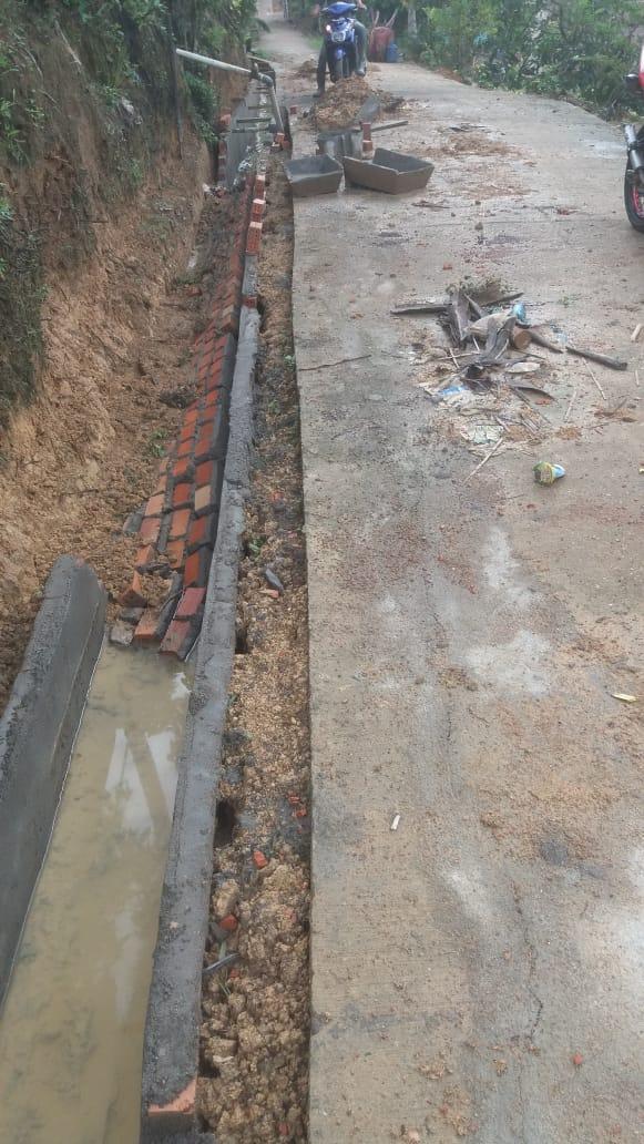 Syaeful_Insaf's tweet photo. Meninjau langsung pembangunan draenase yg rusak disebabkan faktor alam desa Mekar Sari Nes kecamatan Bajubang.
@jokowi 
@EkoSandjojo 
@taufikmadjid71 
@tppindonesia 
@TPPI_JAMBI 
@TPPI_Batanghari https://t.co/daQvqKiCTB