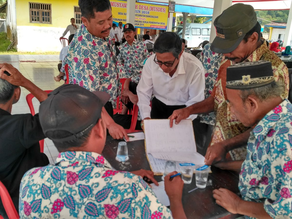 hasbullahpmii's tweet photo. Membangun Indonesia dari desa. Musyawarah desa
#JokowiMembangunDesa
#TPPJawaTimur
#TPPKabJember
@EkoSandjojo
@jokowi
@anwsanusi
@taufikmadjid71
@fachrilabalado
@DewantoAndry
@fourzanitongjay
@Merdiawan_dodik
@EnnikYudhayanti
@ilzam_zawawi
@RahmaniKurnia
@alifatulLailiy1 https://t.co/sZ49MWFiyC
