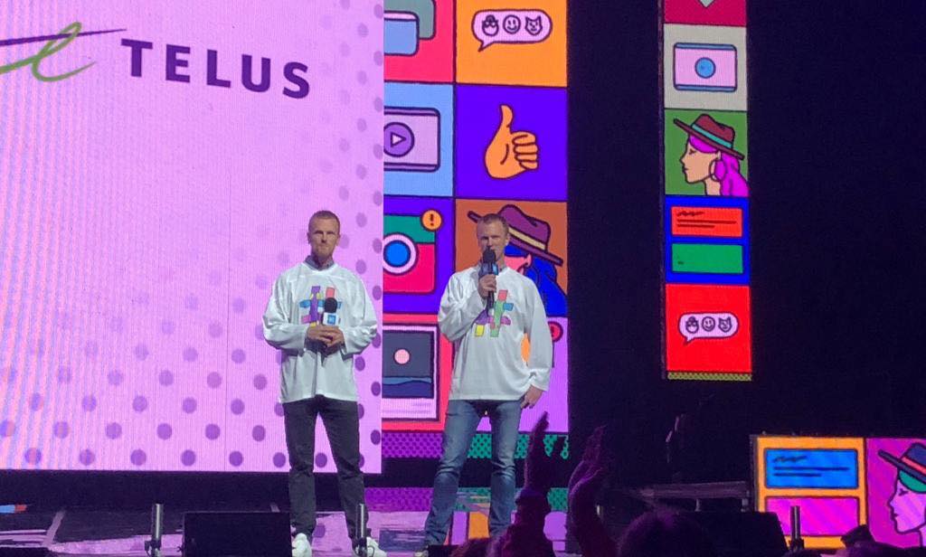 Daniel and Henrik Sedin support <a href="/TELUS/">TELUS</a>' #WERiseAbove campaign. Take the pledge to #EndBullying - we.org/we-schools/pro… #WEday