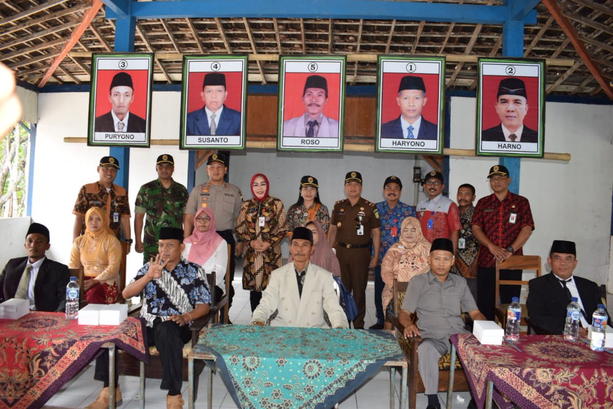 humasGrobogan's tweet photo. Bupati bersama FKPD Grobogan pastikan #Pilkades 2018 tertib, lancar dan aman.
"Ojo lali nyoblos lho Lur...π"
@SumarniGrobogan @Moh_Sumarsono @TbGrobogan @ganjarpranowo @humasjateng @kodimpurwodadi
#GroboganHebat #Pilkades2018 #Purwodadi #HumasGrobogan https://t.co/cEaKinTzmn