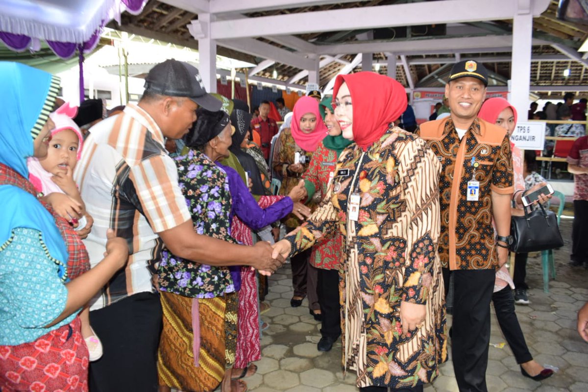 humasGrobogan's tweet photo. Bupati bersama FKPD Grobogan pastikan #Pilkades 2018 tertib, lancar dan aman.
"Ojo lali nyoblos lho Lur...π"
@SumarniGrobogan @Moh_Sumarsono @TbGrobogan @ganjarpranowo @humasjateng @kodimpurwodadi
#GroboganHebat #Pilkades2018 #Purwodadi #HumasGrobogan https://t.co/cEaKinTzmn