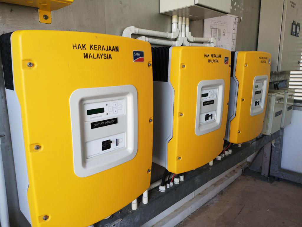 Quyyum84's tweet photo. Done T&amp;C witnessing for #energystorage replacement frm #leadacid to #sodiumnickelcloride battery by @fiammbatteries #fzsonick after more than 6 years in operations. #solarpvhybrid powered by @SolarWorldUSA configured by @SMAsolar 😎😃
#mensolarkansekolah https://t.co/tCbJAhZFzm
