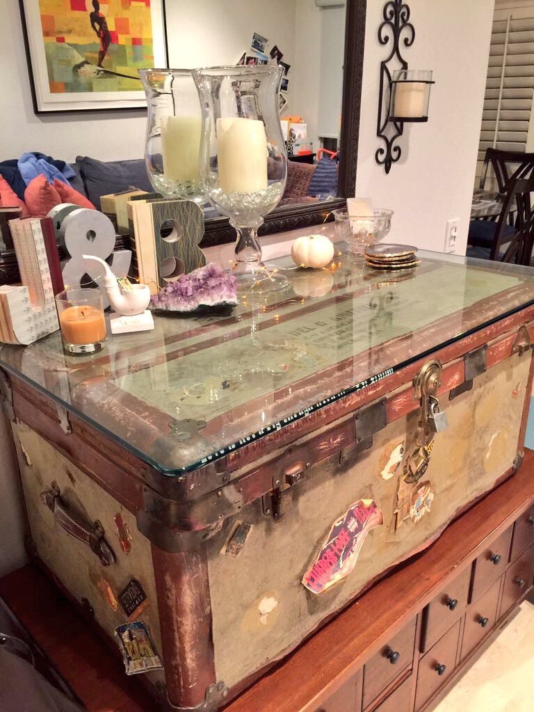 Chicago_History's tweet photo. John Candy's Daughter Jennifer, sent us these.  

It's the actual trunk/chest that was used by her Father in #PlanesTrainsAndAutomobiles! 

#ChicagoHistory 

@SteveMartinToGo @IncredibleCulk @MMFlint @MollyRingwald https://t.co/xI6uczC9sN